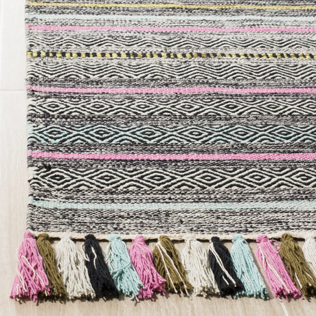 Safavieh Montauk 5'-0" x 8'-0" Rug in Black / Multi
