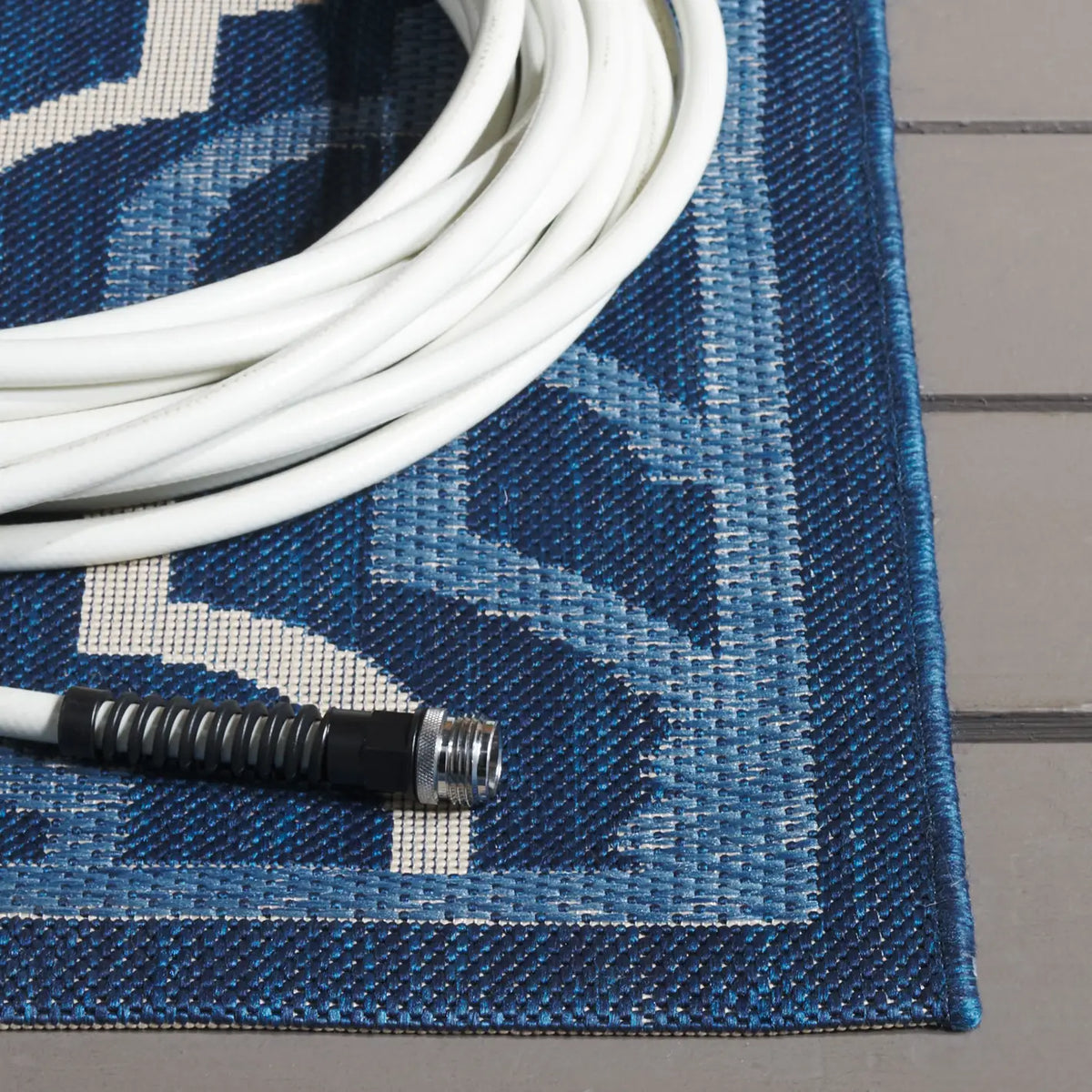 Safavieh Courtyard 4'-0" x 5'-7" Rug in Navy / Beige