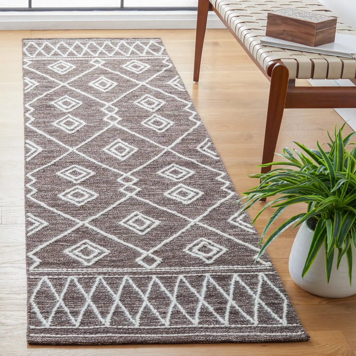 Safavieh Kilim 2'-3" x 9'-0" Rug in Brown / Ivory