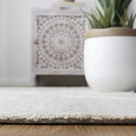 Safavieh Casablanca 4'-0" x 6'-0" Rug in Beige / Ivory