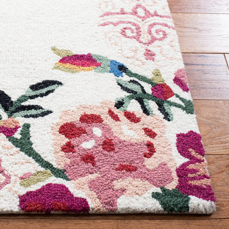 Safavieh Blossom 4'-0" x 6'-0" Rug in Pink / Ivory