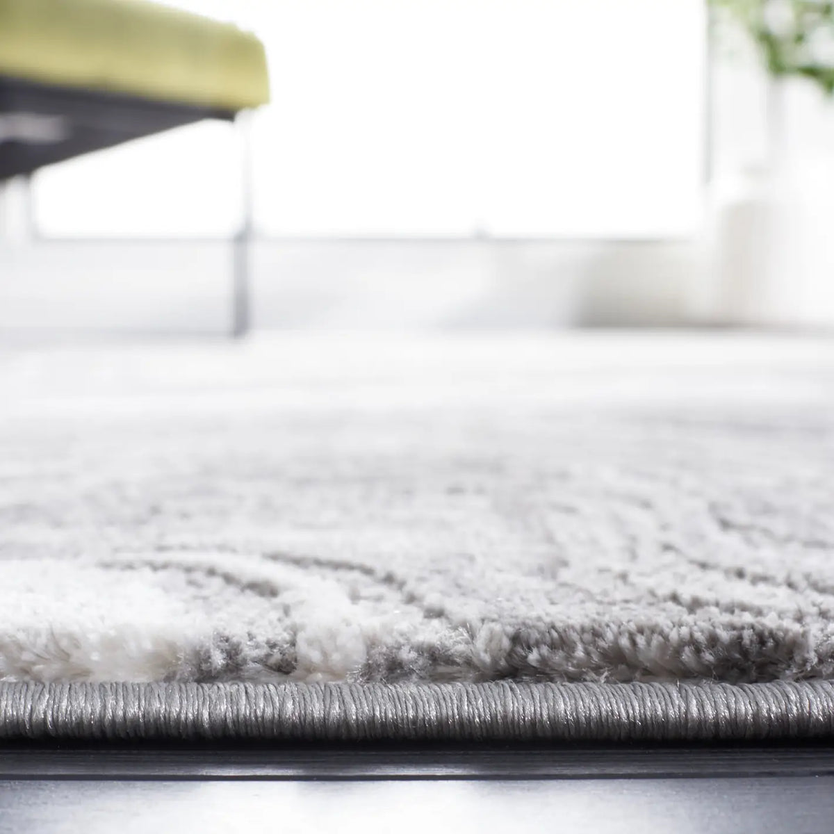 Safavieh Meadow 500 4'-0" x 6'-0" Rug in Grey