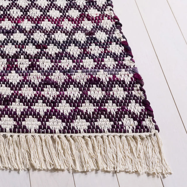 Safavieh Montauk 4'-0" x 6'-0" Rug in Wine / Ivory