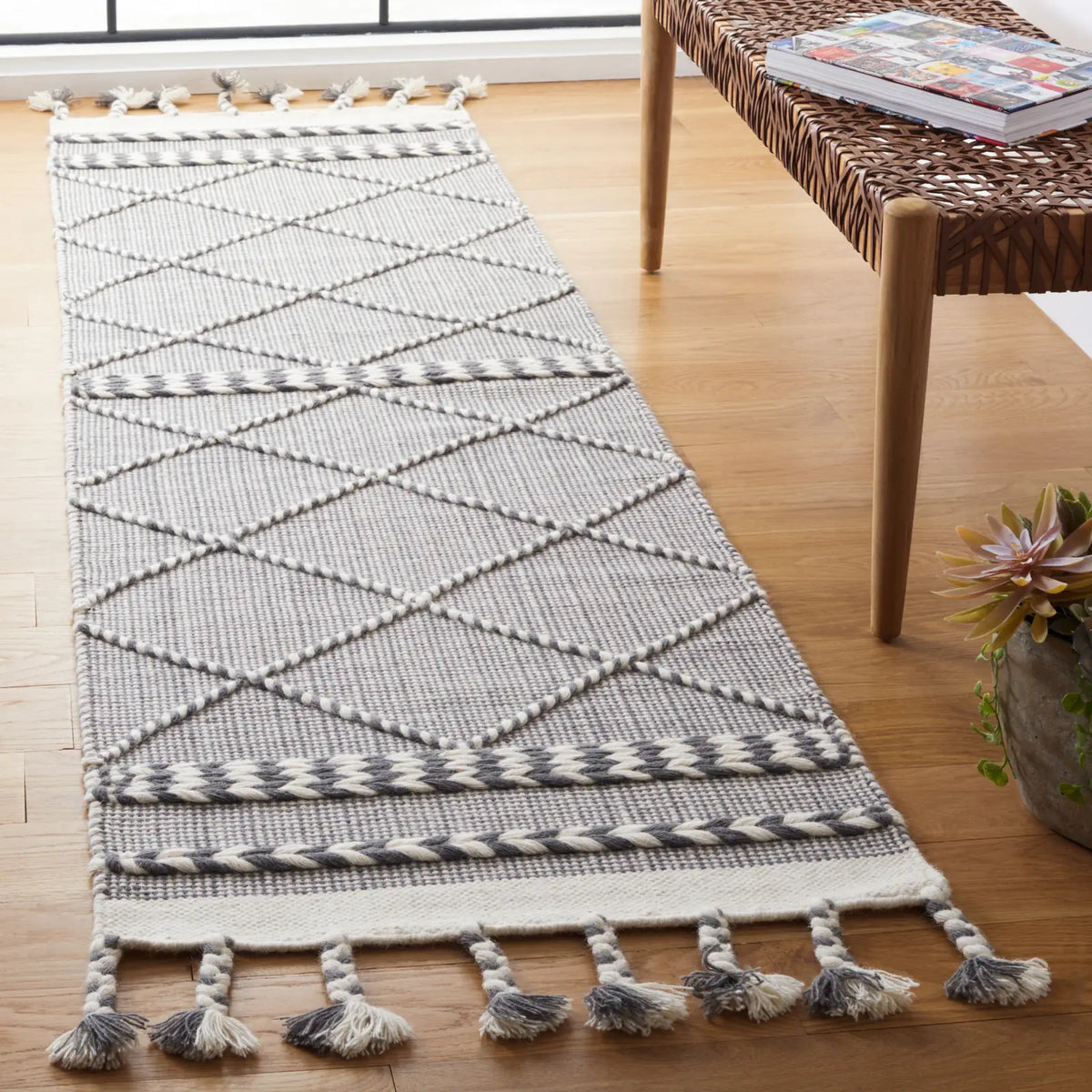 Safavieh Casablanca 2'-3" x 8'-0" Rug in Grey / Ivory