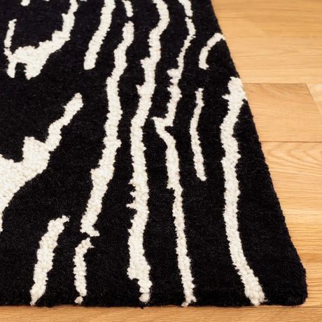 Safavieh Ebony 4'-0" x 6'-0" Rug in Black / Ivory