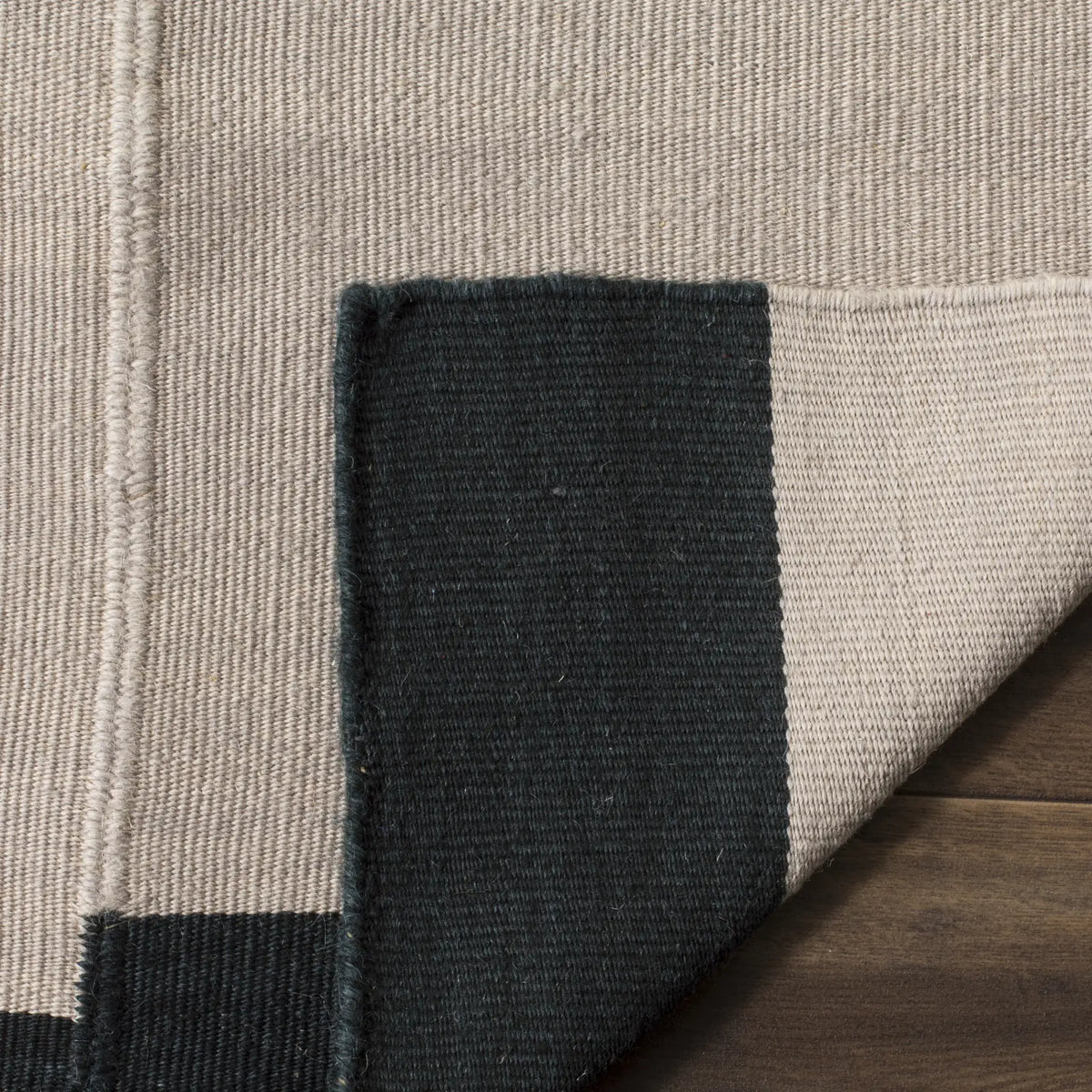 Safavieh Kilim 4'-0" x 6'-0" Rug in Grey