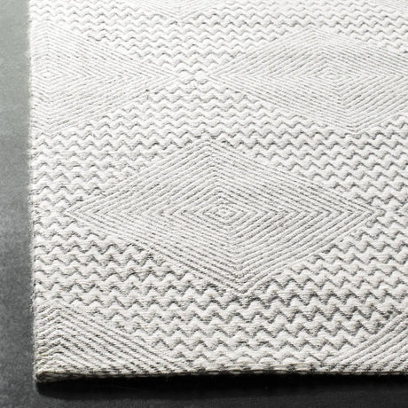 Safavieh Marbella 4'-0" x 6'-0" Rug in Dark Grey / Ivory