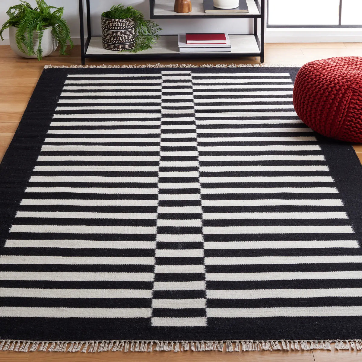 Safavieh Striped Kilim 4'-0" x 6'-0" Rug in Black / Ivory