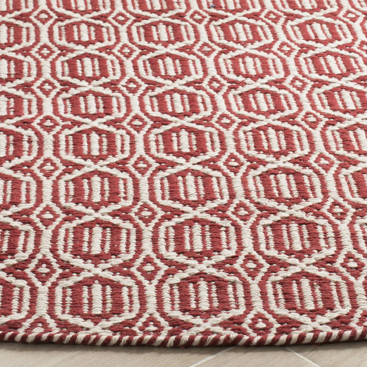 Safavieh Montauk 6'-0" x 6'-0" Rug in Ivory / Red