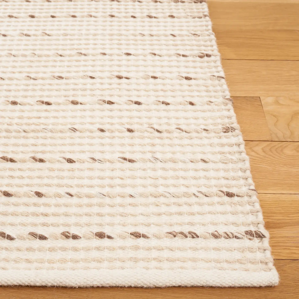 Safavieh Vermont 4'-0" x 6'-0" Rug in Ivory / Beige