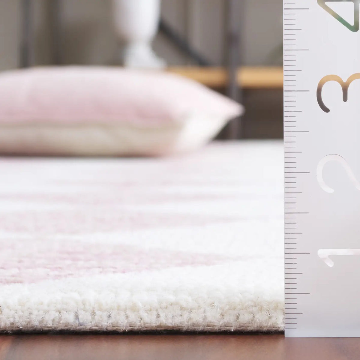 Safavieh Ebony 4'-0" x 6'-0" Rug in Blush Pink / Ivory