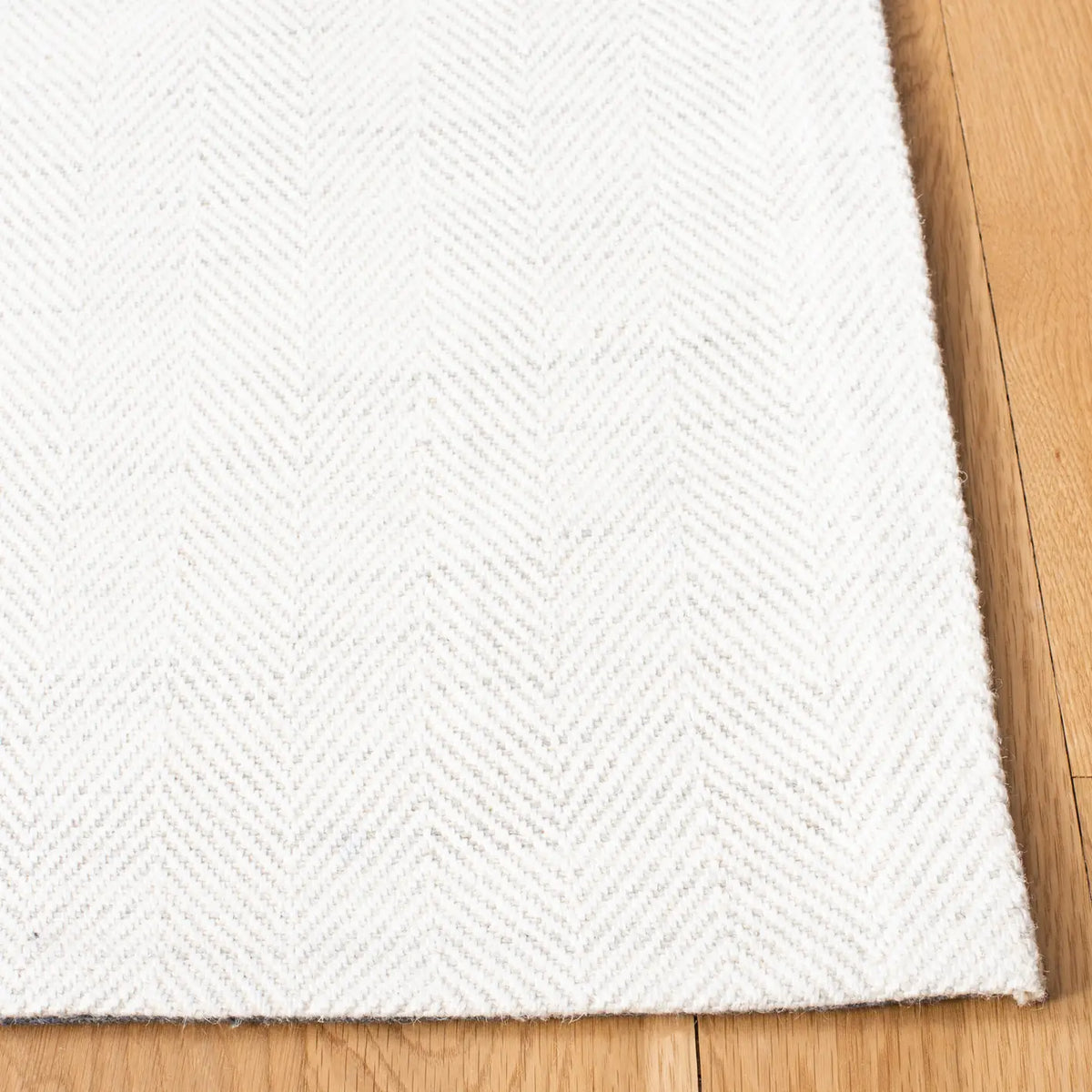 Safavieh Marbella 4'-0" x 6'-0" Rug in Silver / Ivory