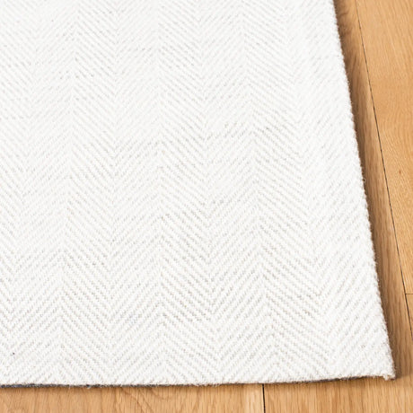 Safavieh Marbella 4'-0" x 6'-0" Rug in Silver / Ivory