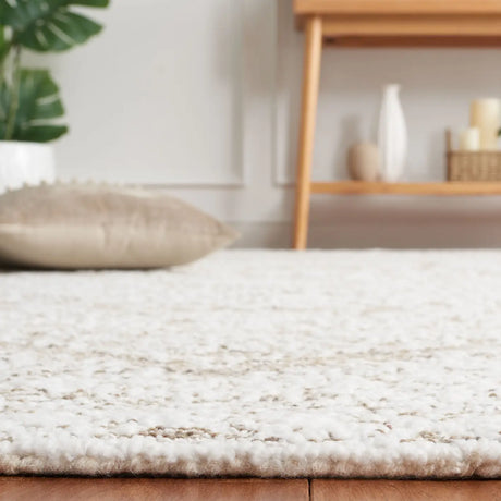 Safavieh Ebony 4'-0" x 6'-0" Rug in Ivory / Brown