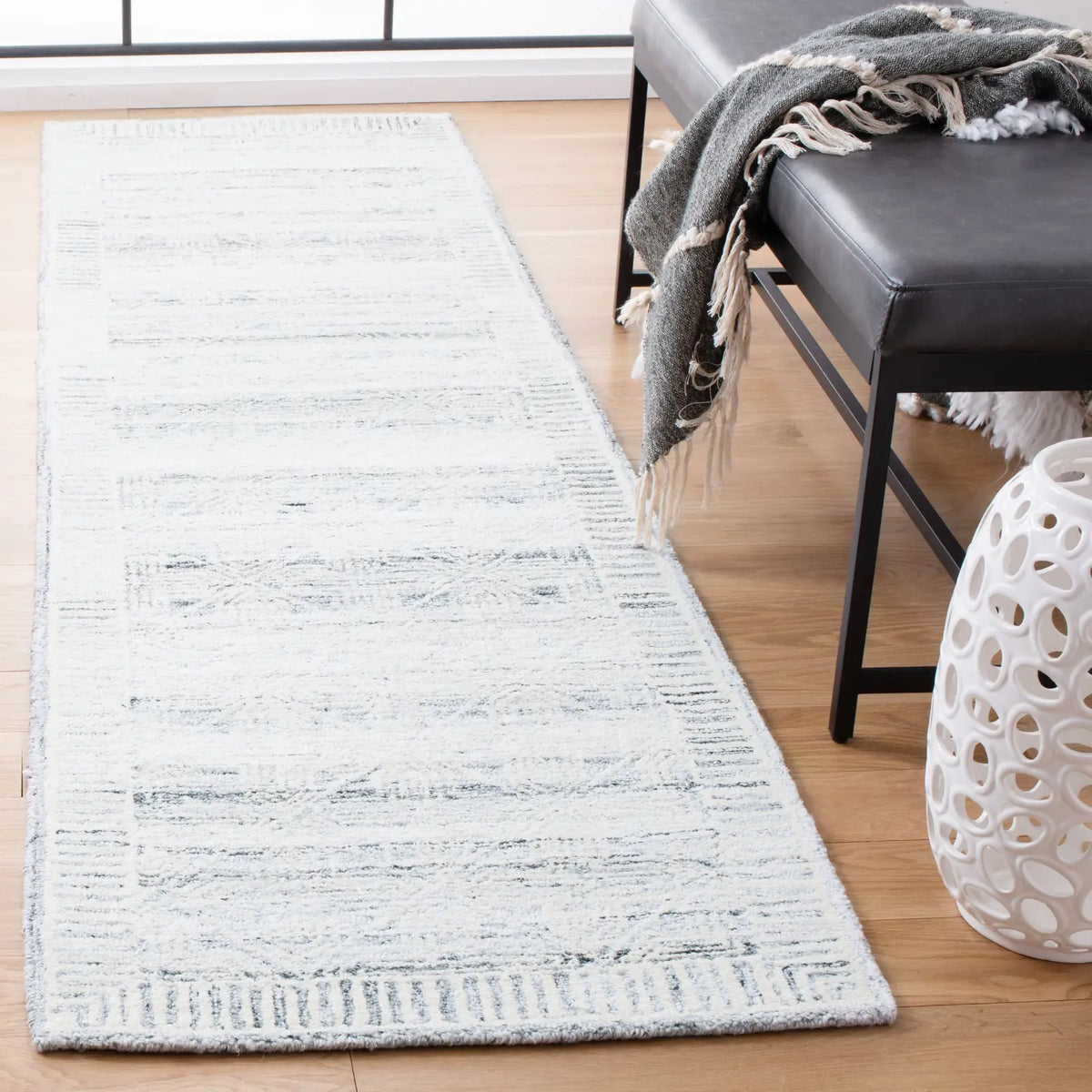 Safavieh Roslyn 2'-3" x 9'-0" Rug in Grey / Ivory