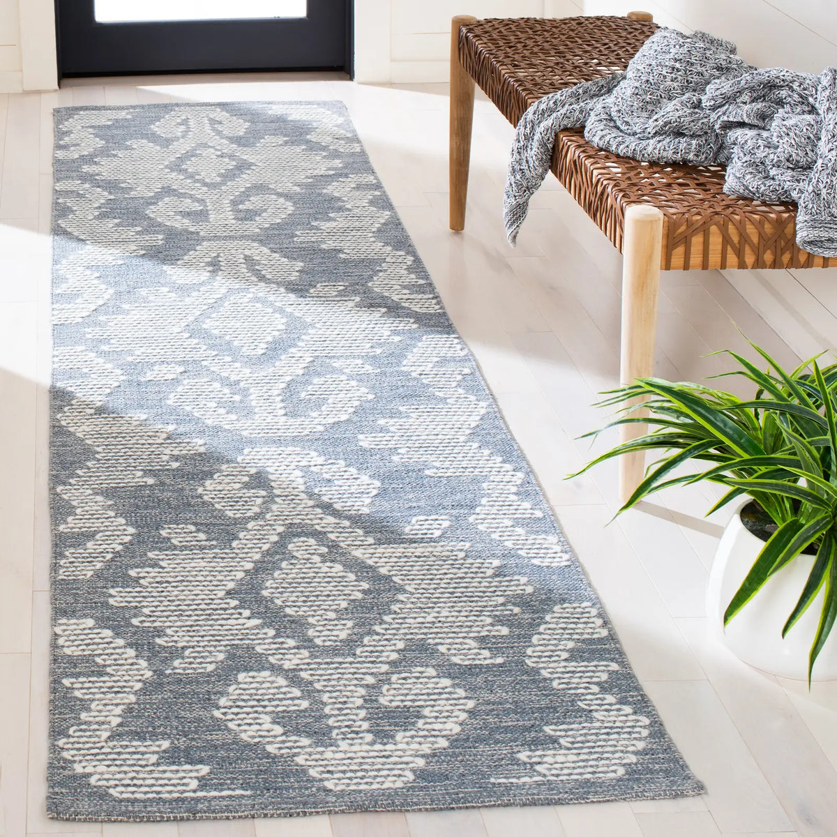 Safavieh Kilim 2'-3" x 9'-0" Rug in Blue / Ivory