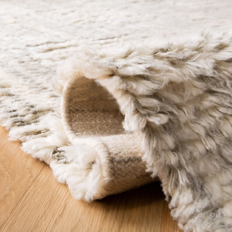 Safavieh Manhattan 4'-0" x 6'-0" Rug in Ivory / Grey
