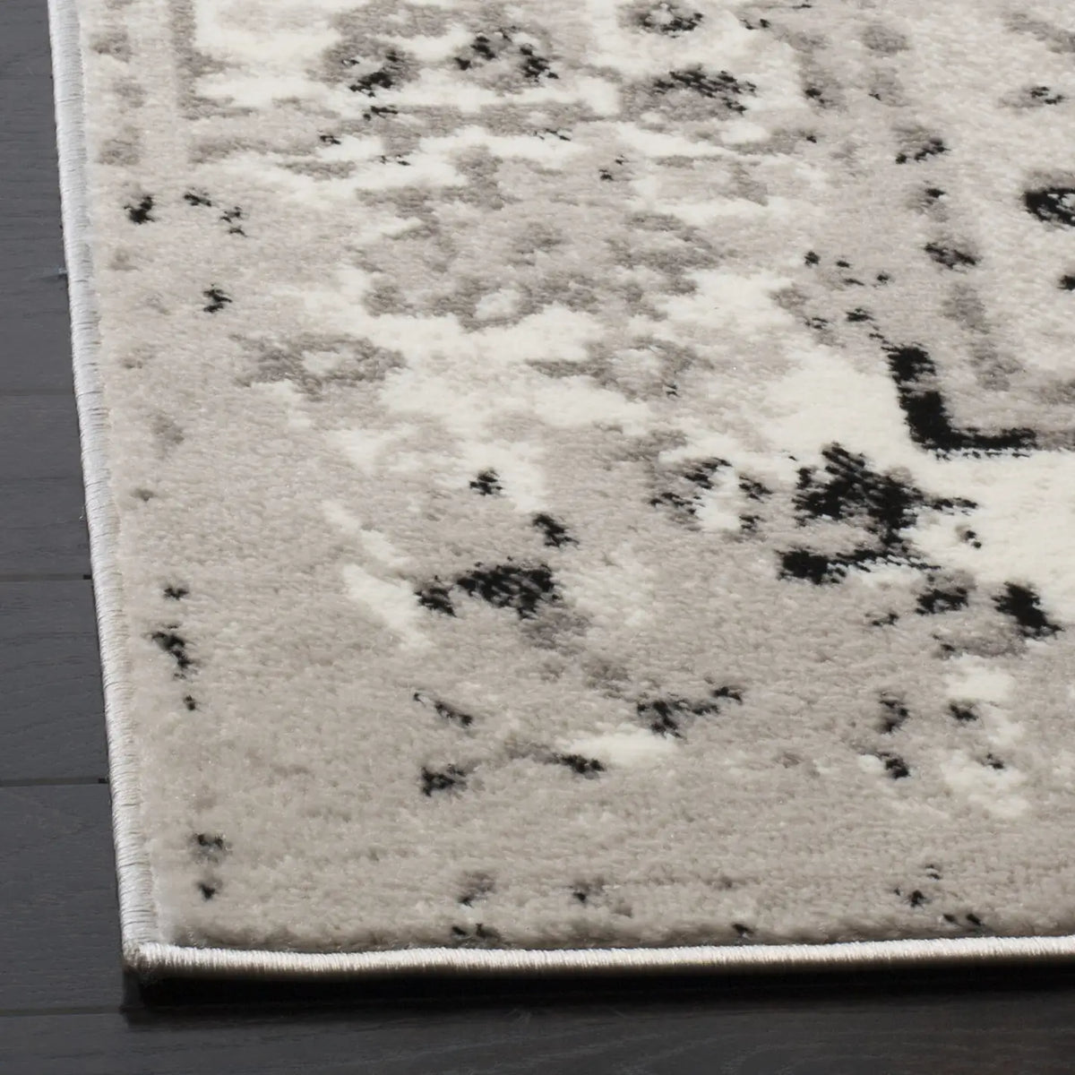 Safavieh Skyler 5'-1" x 7'-6" Rug in Grey / Ivory