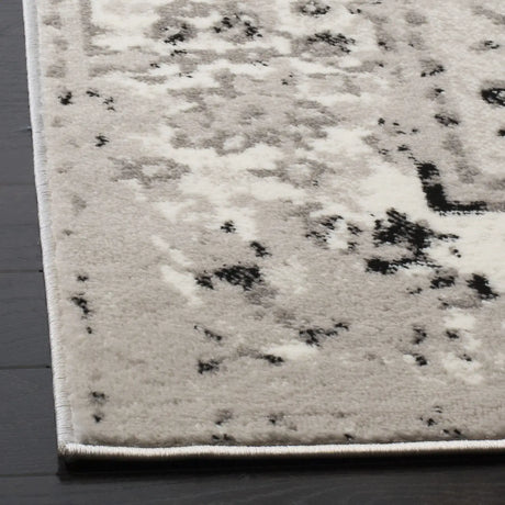 Safavieh Skyler 5'-1" x 7'-6" Rug in Grey / Ivory