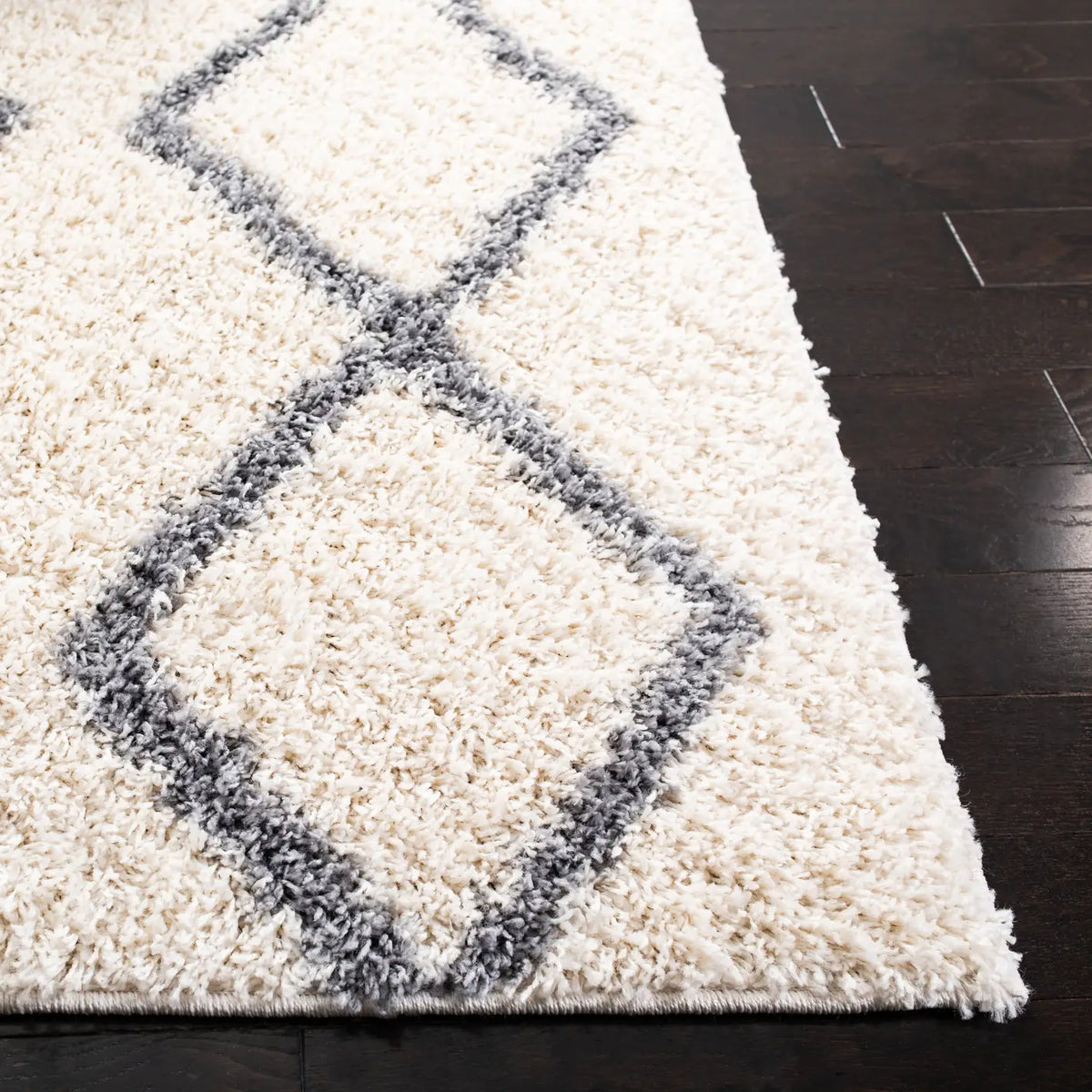 Safavieh Venus Shag 600 4'-0" x 6'-0" Rug in Ivory / Grey