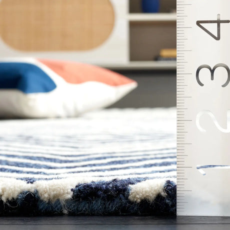 Safavieh Ebony 4'-0" x 6'-0" Rug in Navy / Ivory