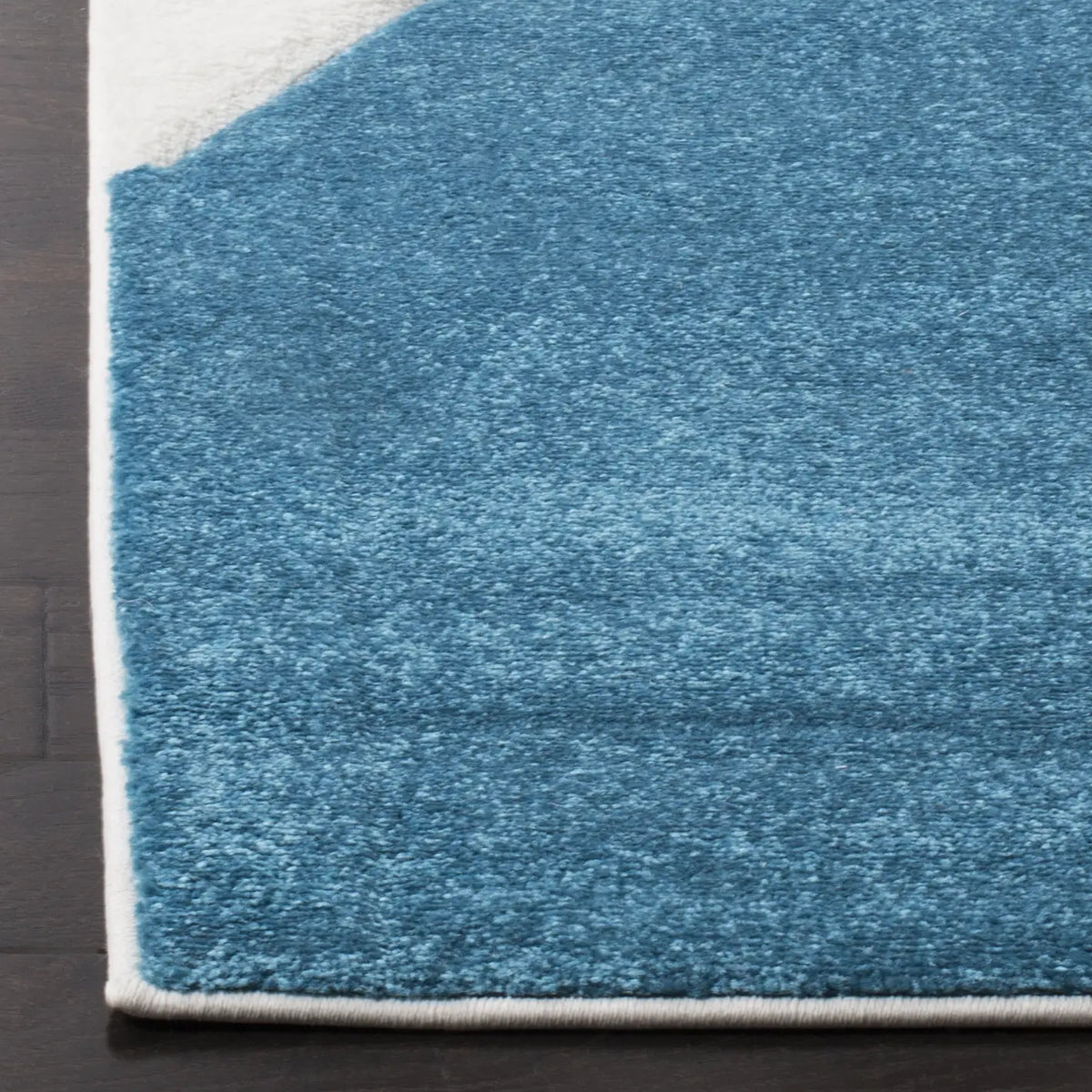 Safavieh Hollywood 4'-0" x 6'-0" Rug in Peacock Blue / Fuchsia