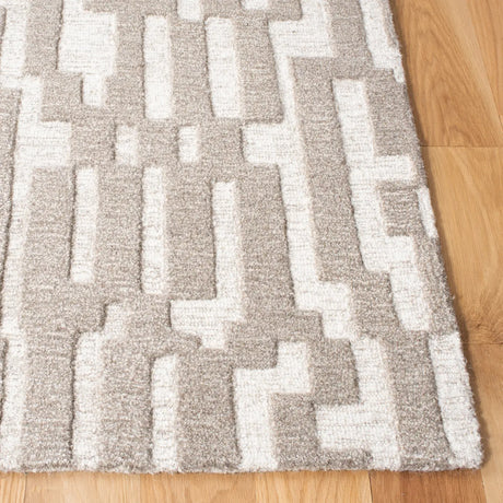 Safavieh Cambridge 4'-0" x 6'-0" Rug in Beige / Grey