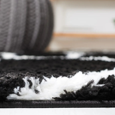 Safavieh Tahoe Shag 4'-0" x 6'-0" Rug in Black / White