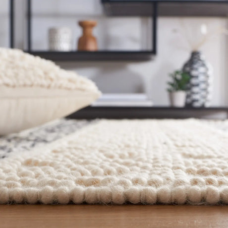 Safavieh Natura 4'-0" x 6'-0" Rug in Ivory / Black
