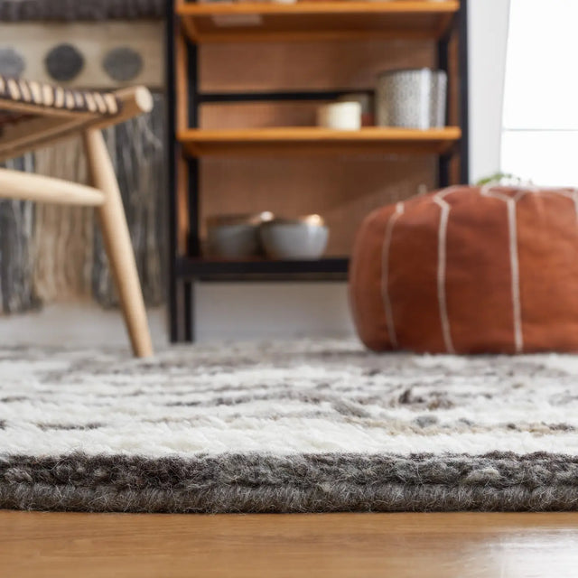Safavieh Casablanca 4'-0" x 6'-0" Rug in Ivory / Charcoal