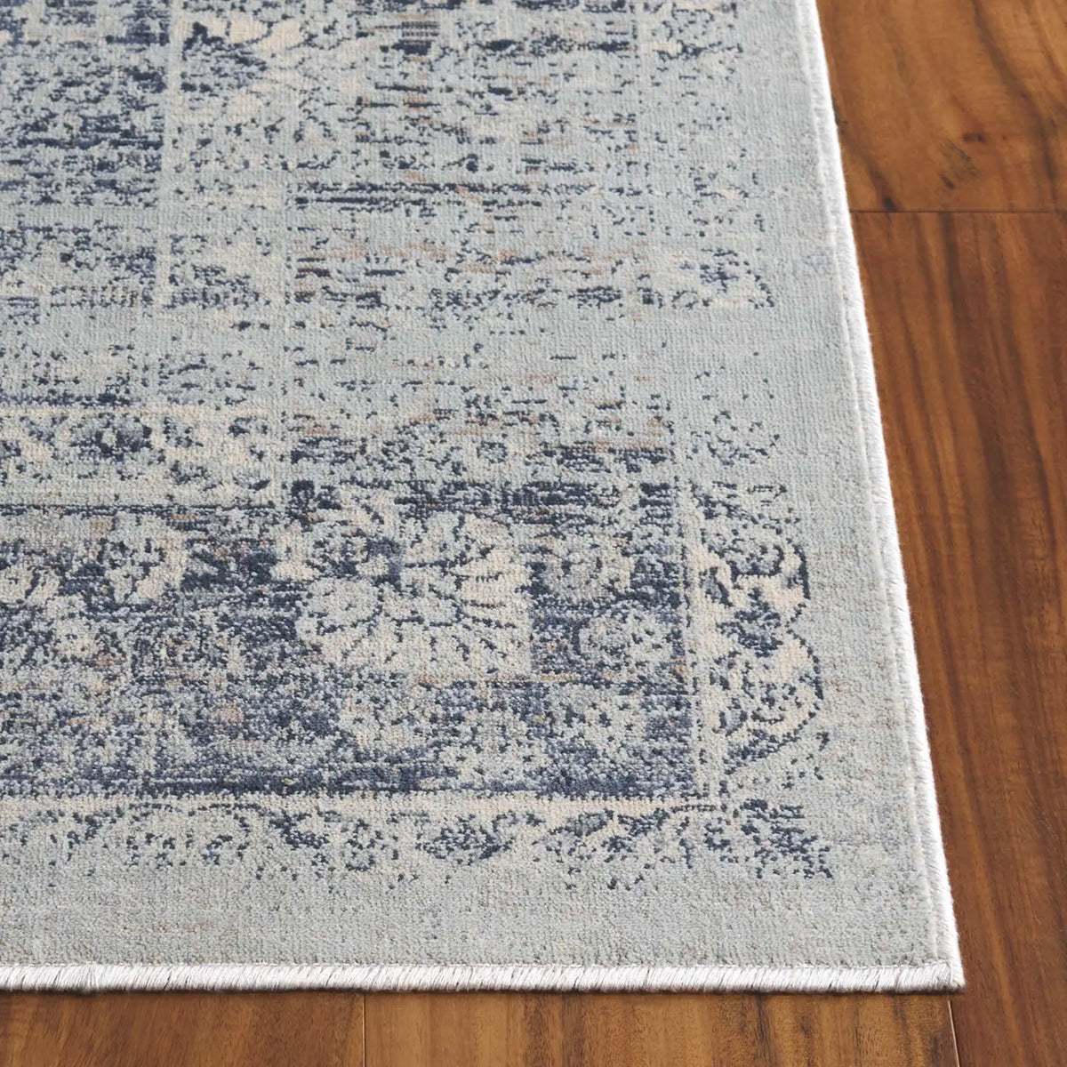 Safavieh Vintage 4'-0" x 5'-7" Rug in Light Blue