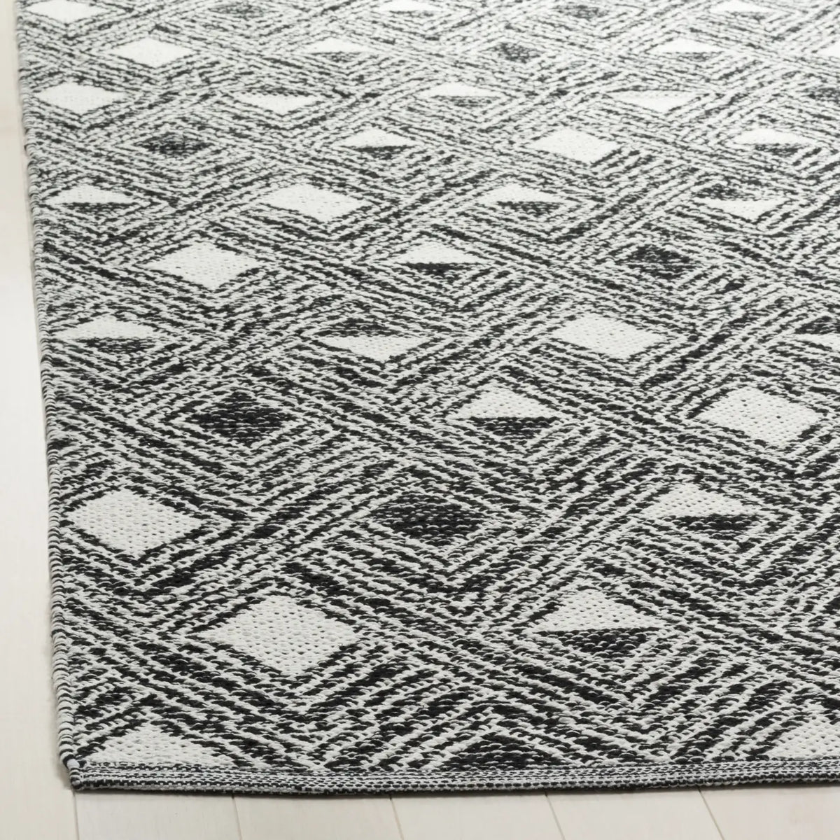 Safavieh Montauk 5'-0" x 8'-0" Rug in Black / Ivory