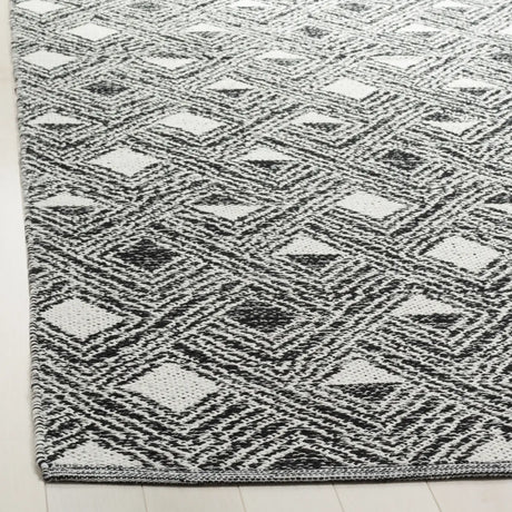 Safavieh Montauk 5'-0" x 8'-0" Rug in Black / Ivory
