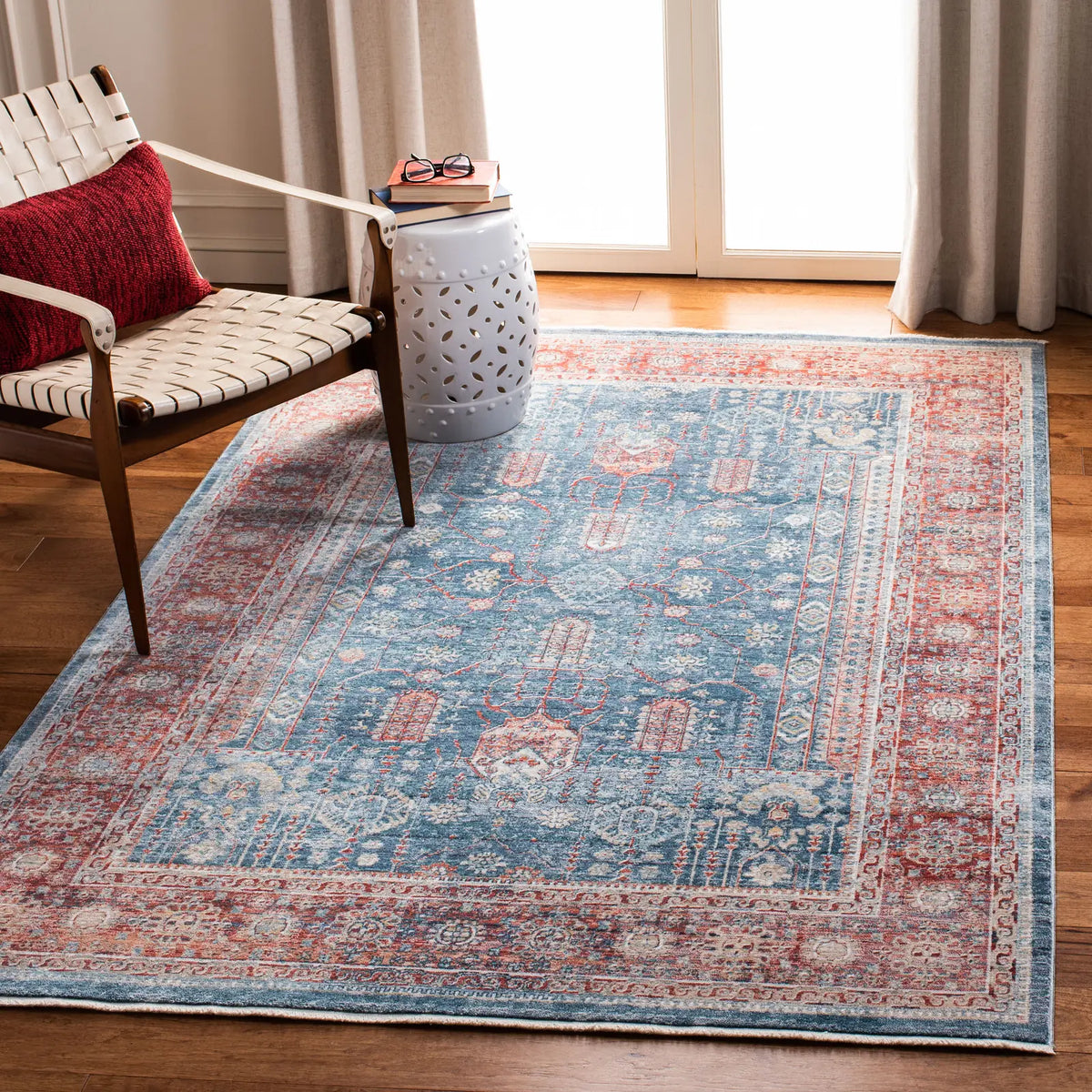 Safavieh Victoria 4'-0" x 6'-0" Rug in Navy / Red