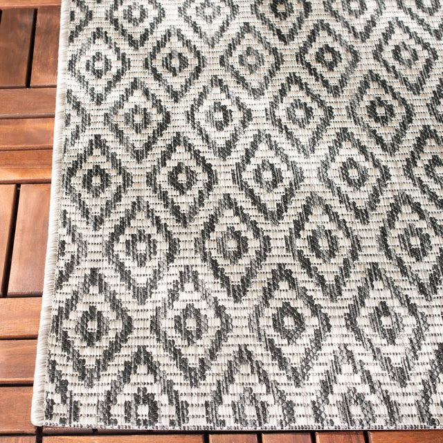 Safavieh Courtyard 5'-3" x 7'-7" Rug in Beige / Black