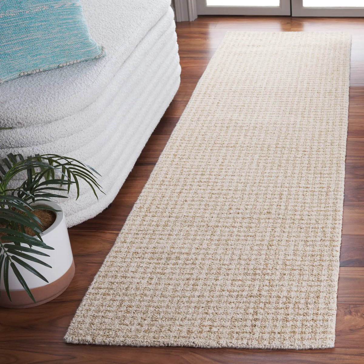Safavieh Ebony 2'-3" x 9'-0" Rug in Beige / Gold