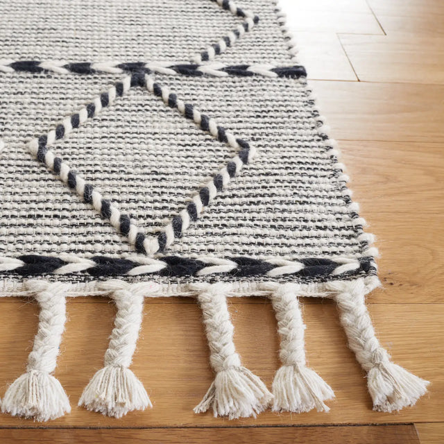 Safavieh Vermont 4'-0" x 6'-0" Rug in Ivory / Black