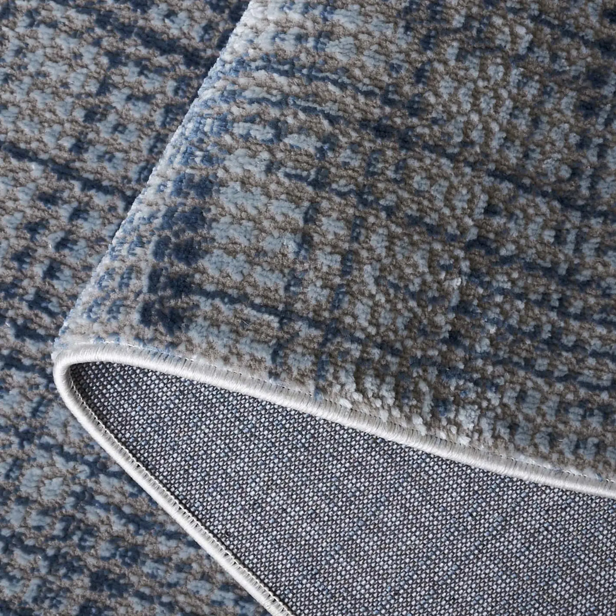 Safavieh Mila 4'-0" x 6'-0" Rug in Blue / Grey