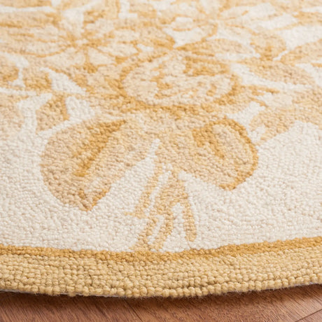 Safavieh Chelsea 5'-6" x 5'-6" Rug in Ivory / Gold