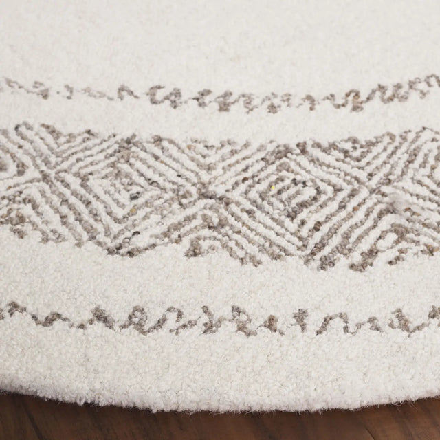 Safavieh Kenya 6'-0" x 6'-0" Rug in Ivory