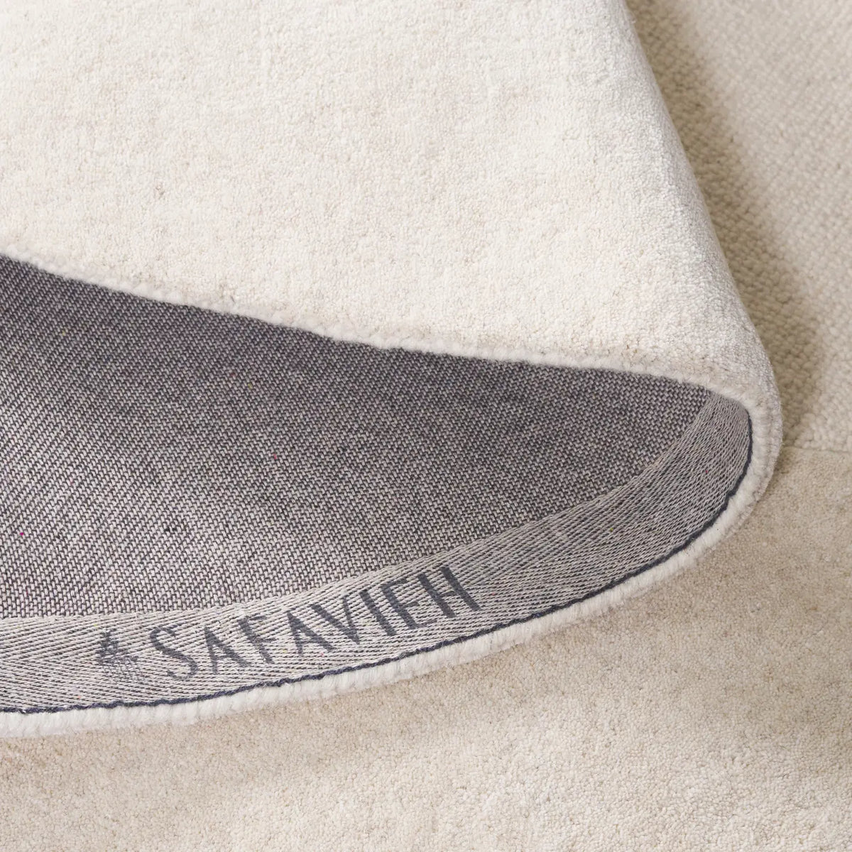 Safavieh Novelty 2'-0" x 3'-0" Rug in Ivory / Beige