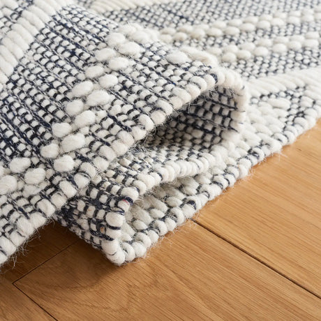 Safavieh Vermont 4'-0" x 6'-0" Rug in Ivory / Navy