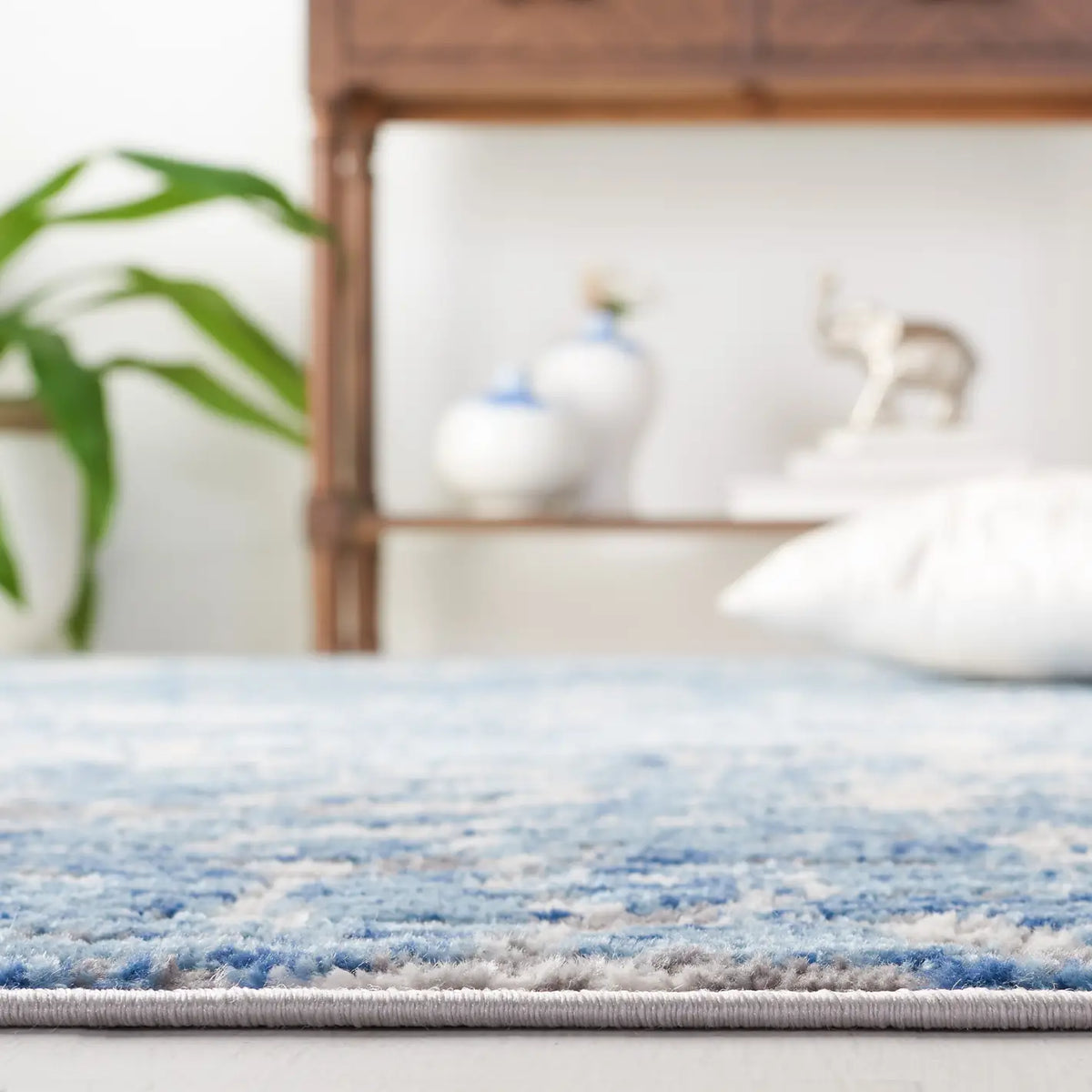 Safavieh Shivan 100 4'-0" x 6'-0" Rug in Blue / Ivory