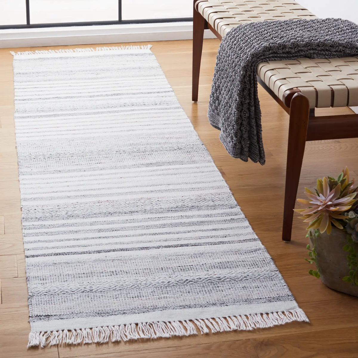 Safavieh Kilim 2'-3" x 8'-0" Rug in Ivory / Light Grey