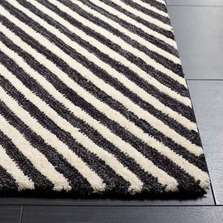 Safavieh Ebony 4'-0" x 6'-0" Rug in Black / Ivory