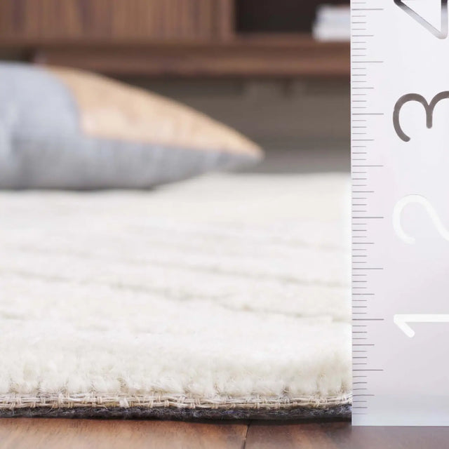 Safavieh Mykonos 4'-0" x 6'-0" Rug in Ivory