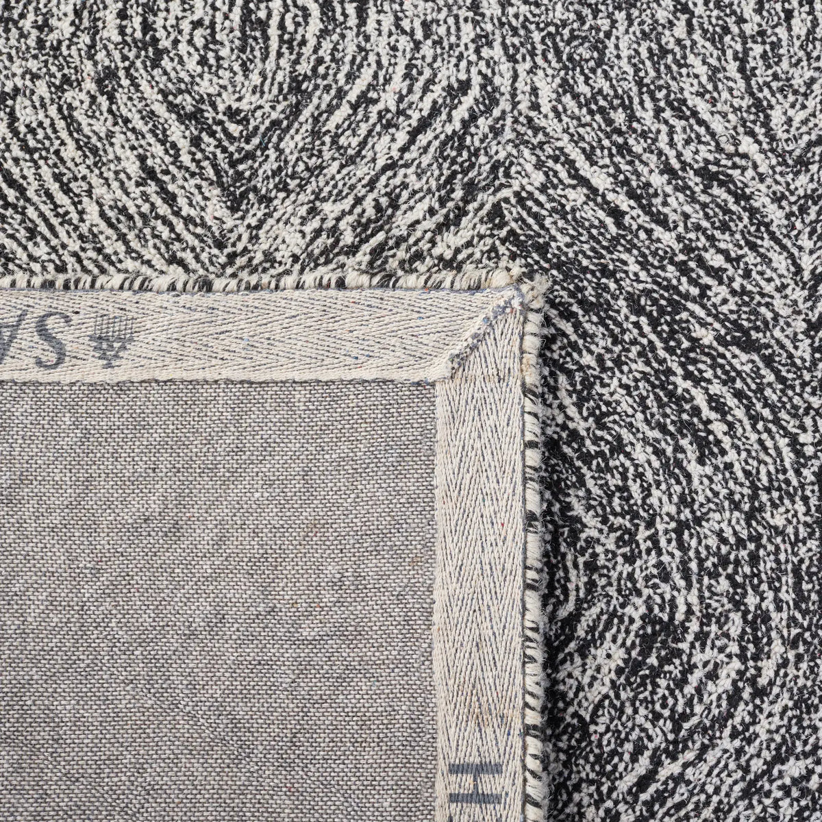 Safavieh Micro-Loop 5'-0" x 8'-0" Rug in Black / Ivory