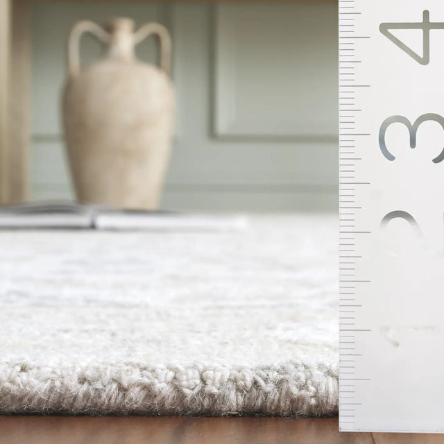 Safavieh Jardin 2'-3" x 8'-0" Rug in Ivory / Grey