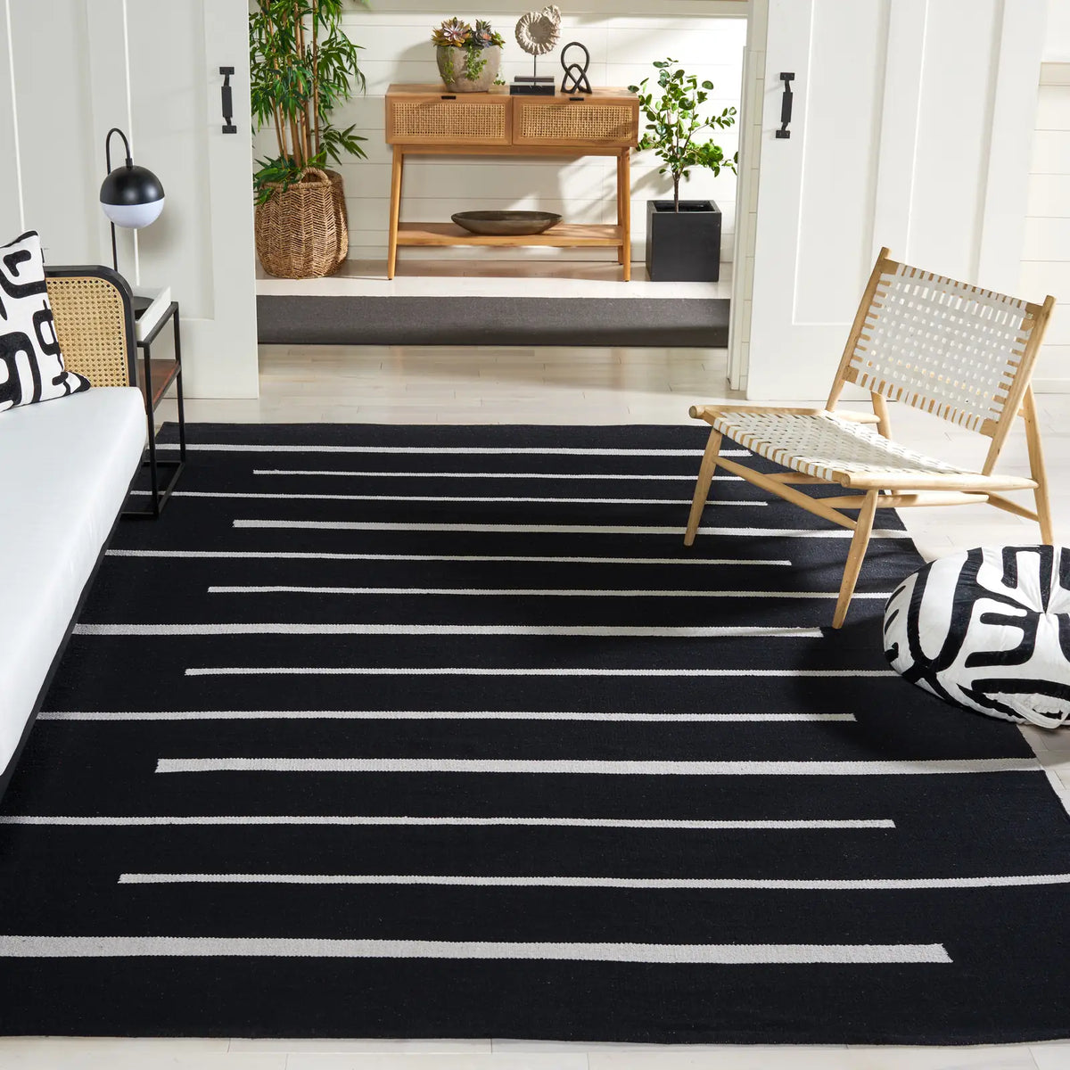 Safavieh Montauk 10'-0" x 14'-0" Rug in Black / Ivory
