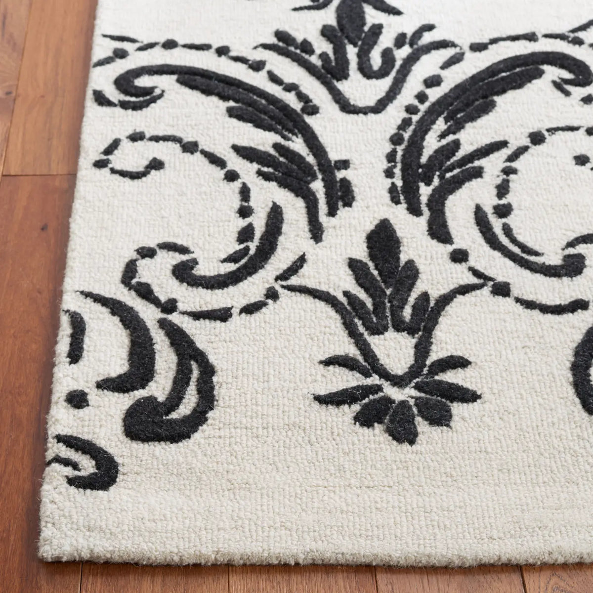 Safavieh Jardin 4'-0" x 6'-0" Rug in Ivory / Black